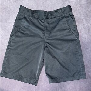 UNDER ARMOUR Loose Fit Golf Shorts (youth)